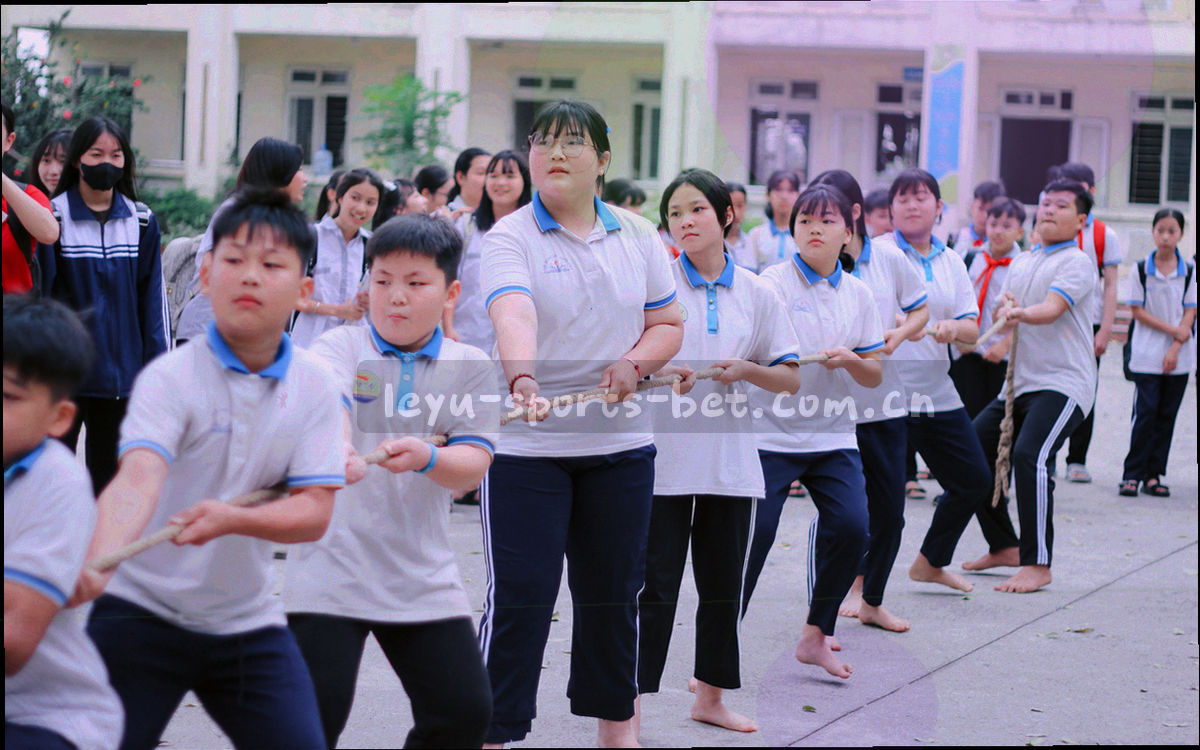 桌面端页面示意：左侧竖向索引入口与横向比分条并列